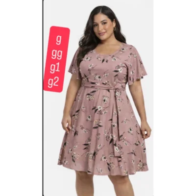Vestido plus size estampado com manga fluida e faixa