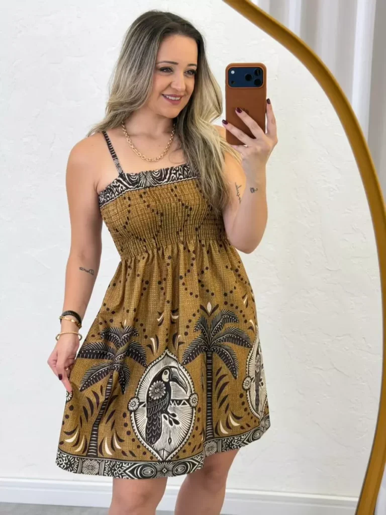 Vestido curto estampado com alças ajustáveis